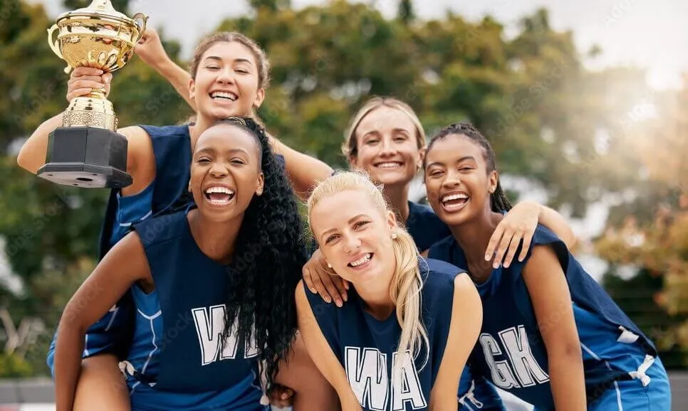 Équipe féminine de sport en maillots assortis, groupées pour une photo