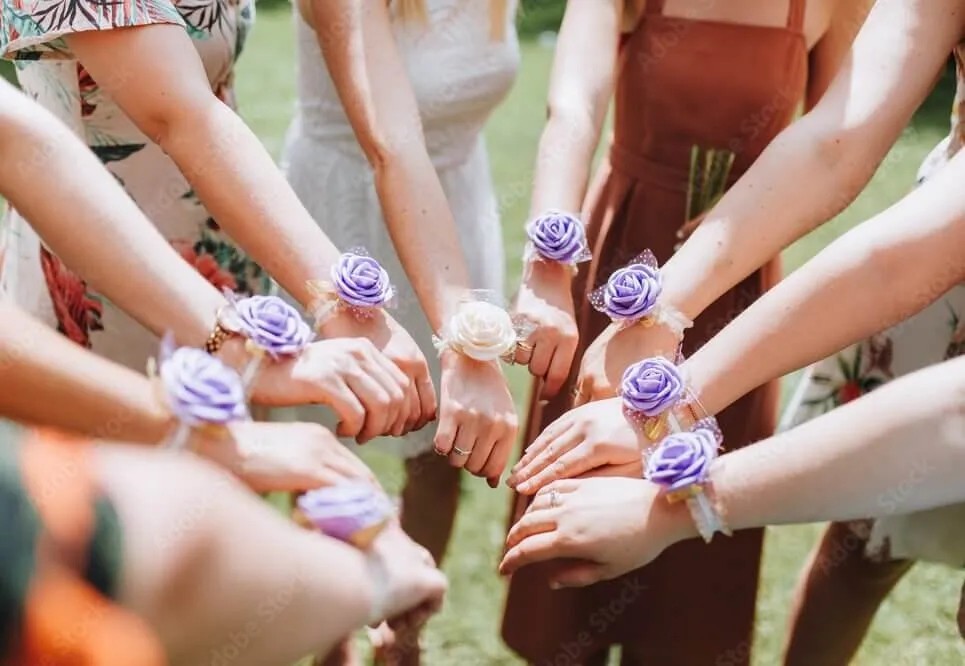 Groupe d’amies en t-shirts personnalisés lors d’un enterrement de vie de jeune fille