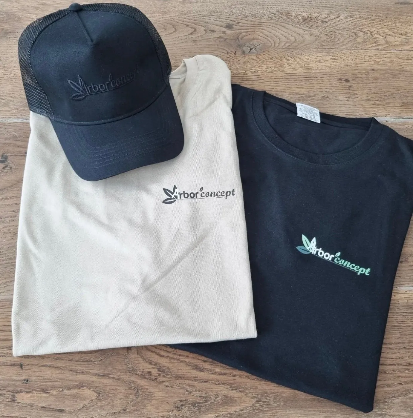 Casquette brodée et t-shirts floqués du logo Arbor Concept