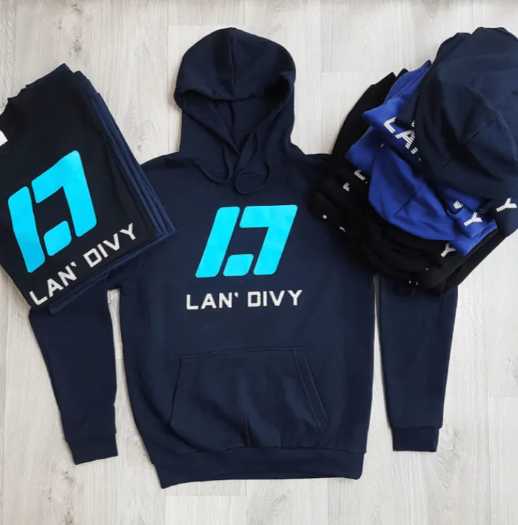 Sweats à capuche bleu marine floqués du logo d’un club, pliés et empilés