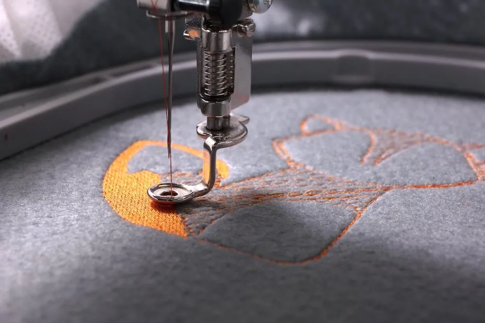 Machine à broder réalisant un motif de renard